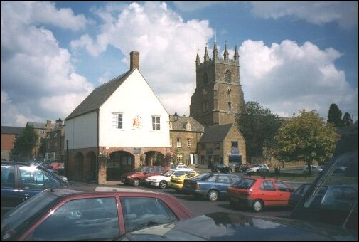 Deddington at lunchtime. A little bit busier than at 9.30 a.m.